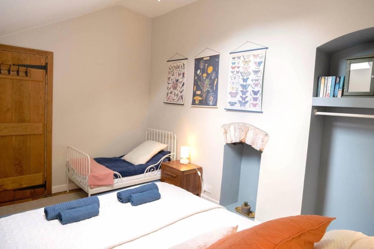 Lovely In The Heart Of Somerset, Sleeps 9 Holiday home *