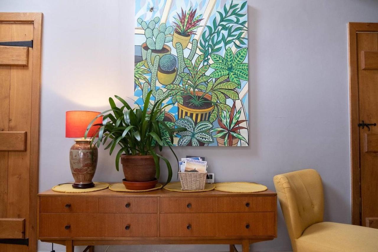 Lovely In The Heart Of Somerset, Sleeps 9 Holiday home