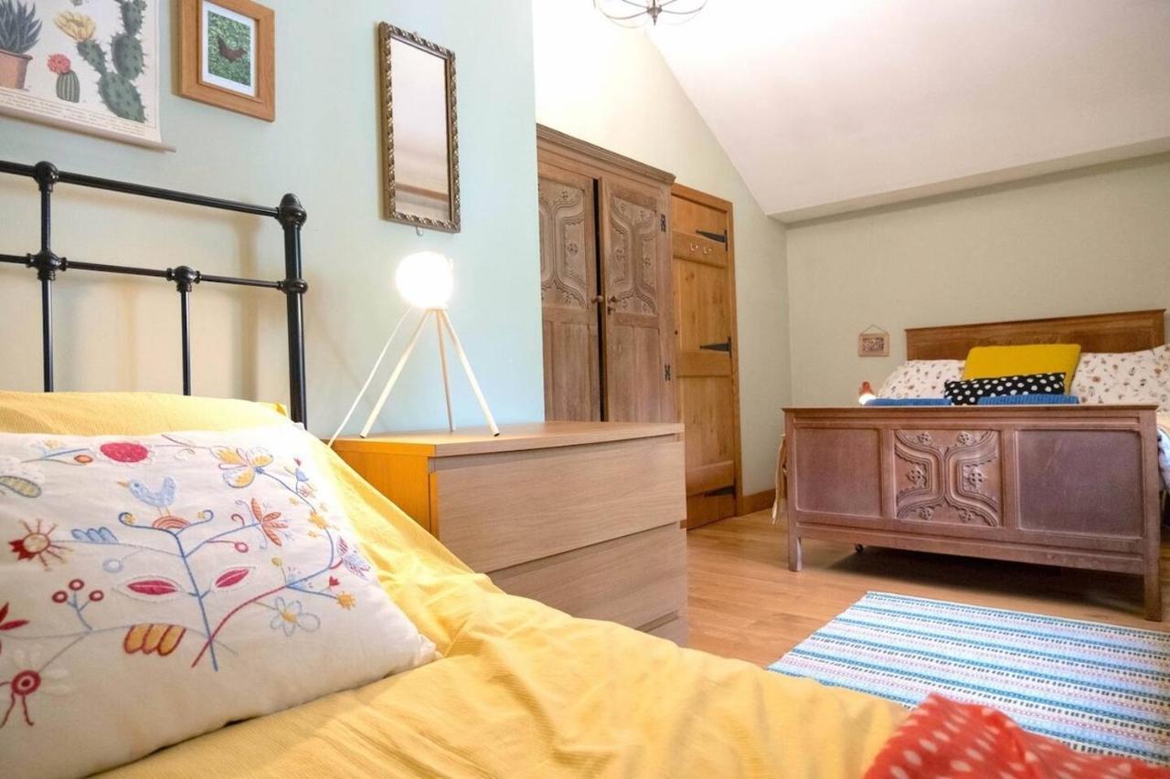 Lovely In The Heart Of Somerset, Sleeps 9 Holiday home *