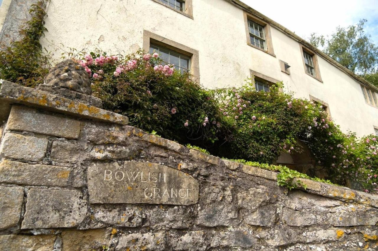 Lovely In The Heart Of Somerset, Sleeps 9 Holiday home *