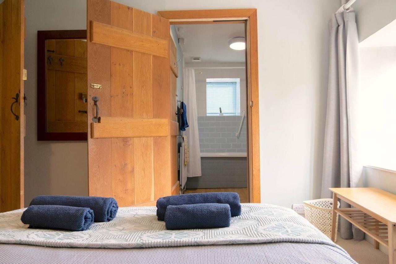 Lovely In The Heart Of Somerset, Sleeps 9 Holiday home